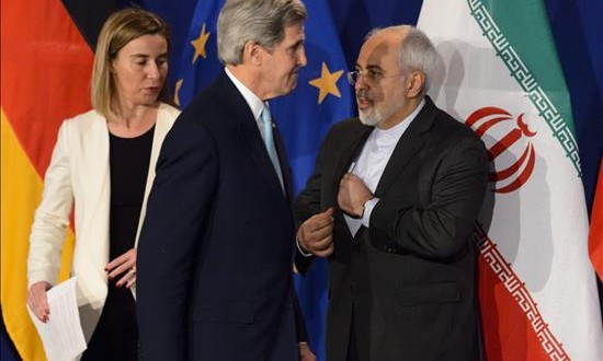 Tras los progresos técnicos con Irán, los ministros abordan los últimos obstáculos
El secretario de Estado de EEUU, John Kerry (c), la responsable de política exterior de la UE, Federica Mogherini (i), y el ministro de Exteriores de Irán, Mohamed Yavad Zarif.