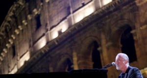 Billy Joel se casa por sorpresa durante una fiesta por el 4 de julio
El músico estadounidense Billy Joel toca el piano.