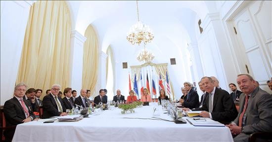 China dice que el acuerdo nuclear depende de decisiones de Irán y EEUU
El ministro de Exteriores alemán, Frank-Walter Steinmeier (2º izq), y sus homólogos francés, Laurent Fabius (4º izq); chino, Wang Yi (6º izq); la jefa de la diplomacia europea, Federica Mogherini (c); el secretario de Estado estadounidense, John Kerry (5º dcha); el ministro de Exteriores británico Philip Hammond (4º dcha), y su homólogo ruso, Serguéi Lavrov (2º dcha), reunidos en el Palais Coburg para asistir a una reunión sobre el programa nuclear iraní de los ministros de Exteriores de los países del grupo 5 (EEUU, China, Rusia, Reino Unido, Francia y Alemania) e Irán en Viena (Austria) hoy.