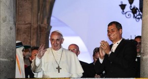El papa defendió las ayudas a la familia ante un millón de personas en Guayaquil
El papa Francisco (i) es visto a su llegada junto al presidente de Ecuador Rafael Correa, en el Palacio de Gobierno en Quito (Ecuador).