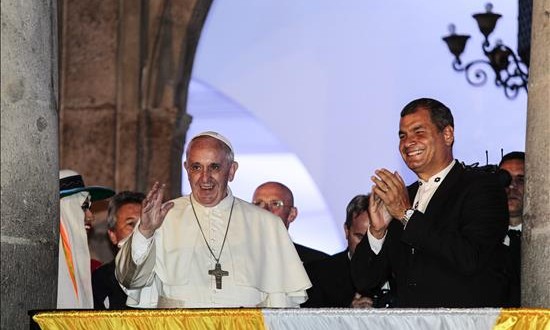 El papa defendió las ayudas a la familia ante un millón de personas en Guayaquil
El papa Francisco (i) es visto a su llegada junto al presidente de Ecuador Rafael Correa, en el Palacio de Gobierno en Quito (Ecuador).