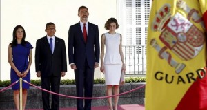 Los Reyes reciben a Humala en el inicio de su visita de Estado a España
Los reyes Felipe y Letizia han recibido hoy oficialmente en el Palacio de El Pardo al presidente de Perú, Ollanta Humala (2i), y su esposa, Nadine Heredia (i), que inician esta mañana su primera visita de Estado a España