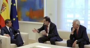 España y Perú a favor de abrir vías a Alianza del Pacífico y a la UE
El jefe del Gobierno, Mariano Rajoy (c), durante la reunión que mantuvo con el presidente de Perú, Ollanta Humala (i), hoy en el Palacio de la Moncloa, a la que también asistió el ministro español de Asuntos Exteriores, José Manuel García-Margallo.
