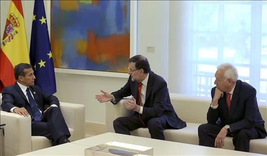 España y Perú a favor de abrir vías a Alianza del Pacífico y a la UE
El jefe del Gobierno, Mariano Rajoy (c), durante la reunión que mantuvo con el presidente de Perú, Ollanta Humala (i), hoy en el Palacio de la Moncloa, a la que también asistió el ministro español de Asuntos Exteriores, José Manuel García-Margallo.