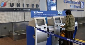 Todos los vuelos de United Airlines en EEUU suspendidos por fallo informático
Una mujer factura su equipaje en una máquina de United Airlines en el aeropuerto internacional de Chicago (Estados Unidos).