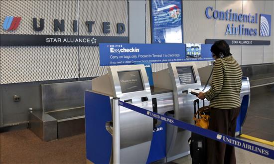 Todos los vuelos de United Airlines en EEUU suspendidos por fallo informático
Una mujer factura su equipaje en una máquina de United Airlines en el aeropuerto internacional de Chicago (Estados Unidos).