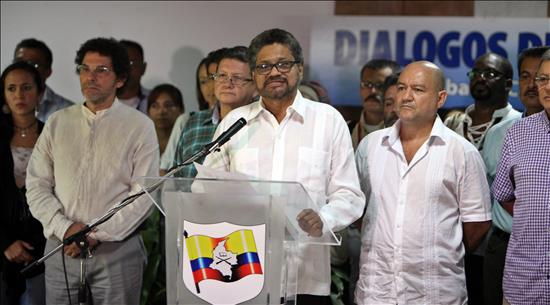 Las FARC anuncian un alto el fuego unilateral por un mes a partir del 20 de julio
El segundo jefe de las FARC y líder de los delegados de la guerrilla, Luciano Marín (c), alias "Iván Márquez", lee un comunicado, este 8 de julio, en el Palacio de Convenciones de La Habana (Cuba)