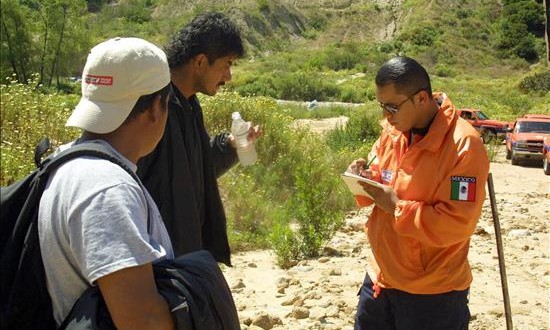 Inmigrantes cometen menos crímenes que los nacidos en EEUU, según informe 
Ciudadanos mexicanos que pretender cruzar la frontera por el desierto para internarse en Estados Unidos y buscar mejores condiciones de vida.