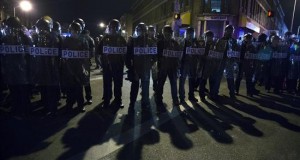 Destituyen al jefe de Policía de Baltimore por creciente oleada de violencia
Vista de una barrera formada por policias de Baltimore