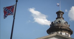 Carolina del Sur aprueba quitar la bandera confederada del Capitolio del estado
Fotografía de archivo fechada el pasado 20 de junio, que muestra la bandera confederada del Capitolio del estado de Carolina del Sur en Columbia, Estados Unidos
