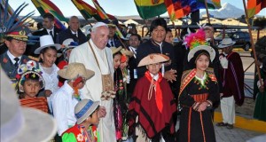 El papa Francisco oficia hoy en Bolivia una misa multitudinaria 
Fotografía cedida por la Agencia Boliviana de Información de el papa Francisco este miércoles junto al presidente boliviano Evo Morales a su llegada al aeropuerto de El Alto en El Alto (Bolivia). Está previsto que el Papa oficie hoy una misa.