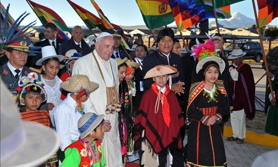 El papa Francisco oficia hoy en Bolivia una misa multitudinaria 
Fotografía cedida por la Agencia Boliviana de Información de el papa Francisco este miércoles junto al presidente boliviano Evo Morales a su llegada al aeropuerto de El Alto en El Alto (Bolivia). Está previsto que el Papa oficie hoy una misa.