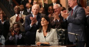 Gobernadora firma ley en EE.UU. para remover bandera de Capitolio estatal
La gobernadora de Carolina del Sur, Nikki Haley, firma la ley que remueve la bandera confederada del Capitolio del Estado, en Columbia, Carolina del Sur.