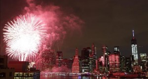 El FBI frustró planes terroristas para atentar en suelo de EE.UU. el 4 de julio
Fotografía tomada el pasado 4 de julio en la que se registró el espectáculo de fuegos artificiales sobre el East River y frente a los rascacielos de la isla de Manhattan, durante la celebración del Día de la Independencia de los Estados Unidos.
