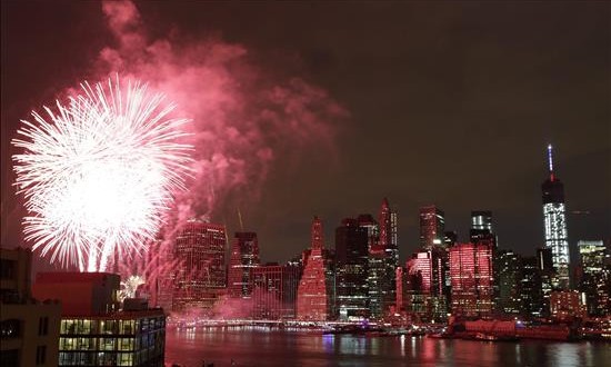 El FBI frustró planes terroristas para atentar en suelo de EE.UU. el 4 de julio
Fotografía tomada el pasado 4 de julio en la que se registró el espectáculo de fuegos artificiales sobre el East River y frente a los rascacielos de la isla de Manhattan, durante la celebración del Día de la Independencia de los Estados Unidos.