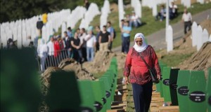 Conmemoran 20 años de la matanza de Srebrenica con la presencia del primer ministro serbio
Una mujer musulmana camina entre las nuevas tumbas en el cementerio Memorial de Potocari durante la celebración del 20 aniversario de la tragedia de Srebrenica, en Srebrenica (Bosnia Herzegovina).