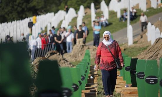 Conmemoran 20 años de la matanza de Srebrenica con la presencia del primer ministro serbio
Una mujer musulmana camina entre las nuevas tumbas en el cementerio Memorial de Potocari durante la celebración del 20 aniversario de la tragedia de Srebrenica, en Srebrenica (Bosnia Herzegovina).