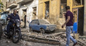 Renzi habla con al Sisi y ofrece "luchar juntos contra el terrorismo"
Varias personas caminan por el lugar donde esta mañana se produjo una explosión frente al consulado italiano en El Cairo.