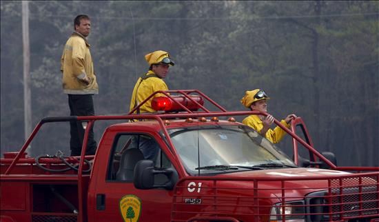 Dos muertos por incendio en edificio de Nueva Jersey
Al menos dos personas murieron hoy por un incendio que se extendió rápidamente en un edificio de la localidad de Bayonne, en el estado de Nueva Jersey, dijeron medios locales.
