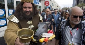El Chicano-Con se yergue como la respuesta hispana del Comic-Con
Si bien el evento es ajeno a la convención internacional, su fundador David Favela explicó a Efe que buscan recoger el espíritu de dicha experiencia para miles que quizá no tienen la oportunidad de asistir a Comic-Con, y dárselas además con sello latino.