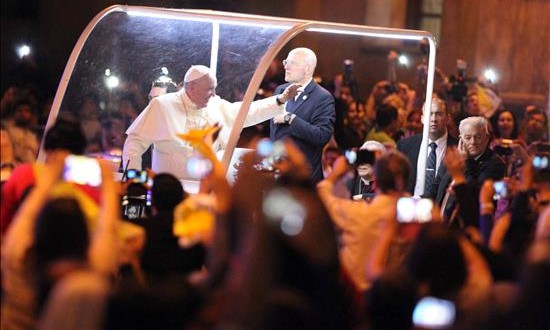 El papa arremete contra las ideologías y la corrupción en su viaje a Paraguay
El papa Francisco fue registrado este sábado a su llegada a la catedral Metropolitana de Asunción (Paraguay).