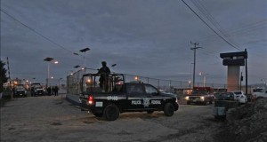 El Chapo deja de nuevo en evidencia a cárceles mexicanas con fuga de película
Policías federales resguardan la entrada del penal de alta seguridad del Antiplano I, ubicado en Almoloya de Juárez, en el Estado de México,hoy, domingo 12 de julio de 2015, de donde el narcotraficante Joaquín "El Chapo" Guzmán, jefe del cartel de Sinaloa, se fugó este sábado, por un túnel hasta un domicilio ubicado a 1,5 kilómetros de distancia.