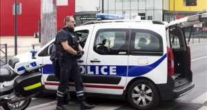 La policía rodea a un grupo de atracadores en un centro comercial junto a París
Agentes de policía participan en el dispositivo de rescate desplegado junto a una tienda de ropa de la cadena Primark en el centro comercial Qwartz en la localidad de Villeneuve La Garene, cerca de París (Francia).