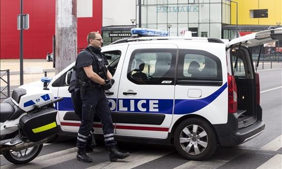 La policía rodea a un grupo de atracadores en un centro comercial junto a París
Agentes de policía participan en el dispositivo de rescate desplegado junto a una tienda de ropa de la cadena Primark en el centro comercial Qwartz en la localidad de Villeneuve La Garene, cerca de París (Francia).