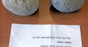 Un ladrón devuelve 20 años después antigüedades con una nota: "sólo me han traído problemas"
Fotografía facilitada por la directora del Museo de Culturas Islámicas y de Oriente Próximo de Israel, Dalia Manor, de unas piedras para disparar con ballesta y una nota que las acompaña. Veinte años después de haber robado dos piezas arqueológicas de 2.000 años de antigüedad en Israel, un ladrón anónimo las devolvió con una nota: "Sólo me han traído problemas. No robéis antigüedades".