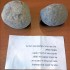 Un ladrón devuelve 20 años después antigüedades con una nota: "sólo me han traído problemas"
Fotografía facilitada por la directora del Museo de Culturas Islámicas y de Oriente Próximo de Israel, Dalia Manor, de unas piedras para disparar con ballesta y una nota que las acompaña. Veinte años después de haber robado dos piezas arqueológicas de 2.000 años de antigüedad en Israel, un ladrón anónimo las devolvió con una nota: "Sólo me han traído problemas. No robéis antigüedades".
