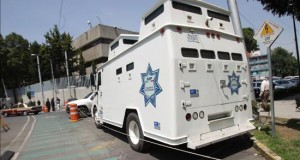 Una decena de estados mexicanos tras la pista de "El Chapo" Guzmán
Vista general hoy, lunes 13 de julio de 2015, del blindaje en las inmediaciones de la Subprocuraduría Especializada en Investigación de Delincuencia Organizada (SEIDO) en Ciudad de México donde declaran los 30 empleados y el director del penal de alta seguridad del Antiplano I, ubicado en Almoloya de Juárez, en el Estado de México, donde el narcotraficante Joaquín "El Chapo" Guzmán, jefe del cartel de Sinaloa, se fugó este sábado. El ministro de Gobernación de México, Miguel Ángel Osorio Chong, se reúne con los titulares de la Comisión Nacional de Seguridad, Monte Alejandro Rubido y del Centro de Investigación y Seguridad Nacional, Eugenio Imaz Gispert, para analizar el operativo de recaptura de Joaquín "El Chapo" Guzmán, informó la dependencia.