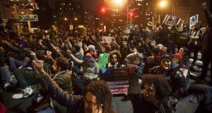 La familia de Eric Garner recibirá 5,9 millones dólares como compensación civil
Centenares de personas bloquean una salida del túnel Lincoln durante una protesta contra la decisión de un gran jurado de no levantar cargos contra el oficial de policía que aplicó una llave de estrangulación al ciudadano Eric Garner.