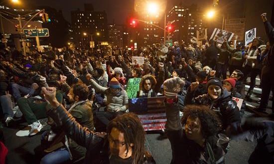 La familia de Eric Garner recibirá 5,9 millones dólares como compensación civil
Centenares de personas bloquean una salida del túnel Lincoln durante una protesta contra la decisión de un gran jurado de no levantar cargos contra el oficial de policía que aplicó una llave de estrangulación al ciudadano Eric Garner.