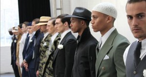 Los hombres dan un paso al frente en la Semana de la Moda de Nueva York
Unos modelos lucen una creaciones de Eponymous hoy, lunes 13 de julio 2015, durante la Semana de la Moda de Nueva York.