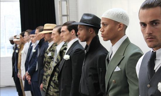 Los hombres dan un paso al frente en la Semana de la Moda de Nueva York
Unos modelos lucen una creaciones de Eponymous hoy, lunes 13 de julio 2015, durante la Semana de la Moda de Nueva York.