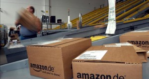 Amazon, la tienda que vende de todo celebra su 20 cumpleaños
Dos décadas después de su fundación, Amazon tiene unos 150.000 empleados, una facturación anual que supera los 80.000 millones de dólares y una trayectoria controvertida.