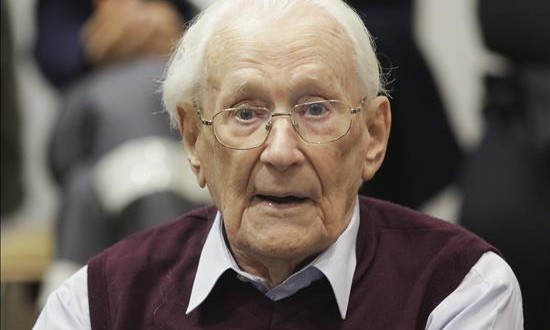 Alemania condena al "Contable de Auschwitz" en un juicio simbólico y tardío
El llamado "contable de Auschwitz", el exmiembro de las SS hitlerianas Oskar Gröning (c), escucha su sentencia en el banquillo de los acusados en la Audiencia de Lüneburg (Alemania).