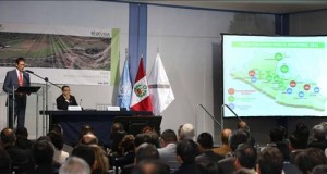 Perú reduce en casi un 14 por ciento los cultivos de hoja de coca en 2014
El representante de UNODC para Perú y Ecuador, Flavio Mirella (i), junto al presidente ejecutivo de la Comisión Nacional para el Desarrollo y Vida sin Drogas (Devida), Alberto Otárola (d), presenta el informe de Monitoreo de Cultivos de Coca en la Oficina de las Naciones Unidas contra la Droga y el Delito (UNODC) en Lima (Perú).