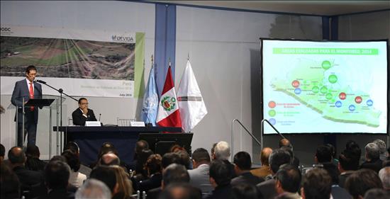 Perú reduce en casi un 14 por ciento los cultivos de hoja de coca en 2014
El representante de UNODC para Perú y Ecuador, Flavio Mirella (i), junto al presidente ejecutivo de la Comisión Nacional para el Desarrollo y Vida sin Drogas (Devida), Alberto Otárola (d), presenta el informe de Monitoreo de Cultivos de Coca en la Oficina de las Naciones Unidas contra la Droga y el Delito (UNODC) en Lima (Perú).