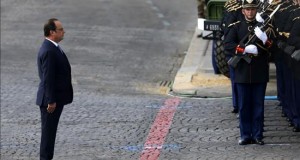Hollande dice que esta semana se frustraron en Francia varios atentados
El presidente francés, François Hollande (c), pasa revista a las tropas ayer durante el tradicional desfile militar del Día de la Bastilla en París (Francia)