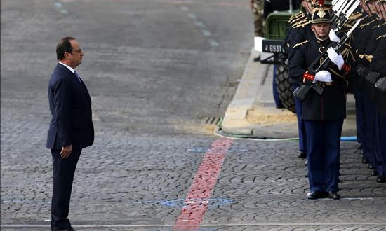 Hollande dice que esta semana se frustraron en Francia varios atentados
El presidente francés, François Hollande (c), pasa revista a las tropas ayer durante el tradicional desfile militar del Día de la Bastilla en París (Francia)