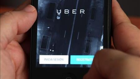 Juez ordena Uber pagar multa millonaria y suspender actividades en California
La popular compañía de transporte Uber tendrá que pagar una multa de 7.3 millones de dólares y suspender sus operaciones en California tras la decisión anunciada por un juez administrativo de la Comisión de Servicios Públicos de California, según informaron hoy medios locales.