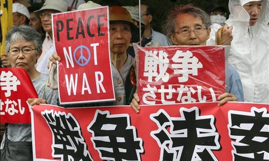 Japón aprueba una polémica ley para tener mayor peso militar
Varios activistas protestan contra la aprobación de un controvertido paquete de reformas legales para fortalecer y permitir que el Ejército pueda actuar fuera del país, a las puertas del Parlamento nipón, en Tokio (Japón).