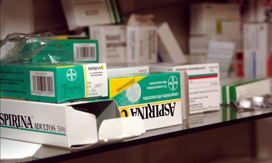 Uso de aspirina para problemas cardiovasculares entre hispanos es menor
Vista de varias cajas de aspirina.