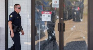 Cuatro militares muertos deja un ataque de "terrorismo doméstico" en EE.UU.
Un oficial de la Policía fue registrado al pasar cerca a la puerta del edificio de reclutamiento militar de Chattanooga (Tennessee, EE.UU.), donde murieron cuatro infantes de marina en medio de un tiroteo causado por Muhammad Youssef Abdulazeez, ciudadano estadounidense de origen kuwaití de 24 años, quien trabajaba como agente de seguridad del Departamento de Obras Públicas de la ciudad y también murió en el hecho.