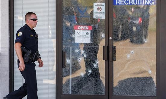 Cuatro militares muertos deja un ataque de "terrorismo doméstico" en EE.UU.
Un oficial de la Policía fue registrado al pasar cerca a la puerta del edificio de reclutamiento militar de Chattanooga (Tennessee, EE.UU.), donde murieron cuatro infantes de marina en medio de un tiroteo causado por Muhammad Youssef Abdulazeez, ciudadano estadounidense de origen kuwaití de 24 años, quien trabajaba como agente de seguridad del Departamento de Obras Públicas de la ciudad y también murió en el hecho.