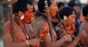 Ministerio peruano inicia contacto controlado con indígenas en aislamiento
En lo que va del año, el ministerio de Cultura peruano ha registrado cinco avistamientos de los nativos mashco piro en sus ingresos a poblaciones en zonas alejadas de Madre de Dios, limítrofe con Bolivia y Brasil. EFE/Archivo