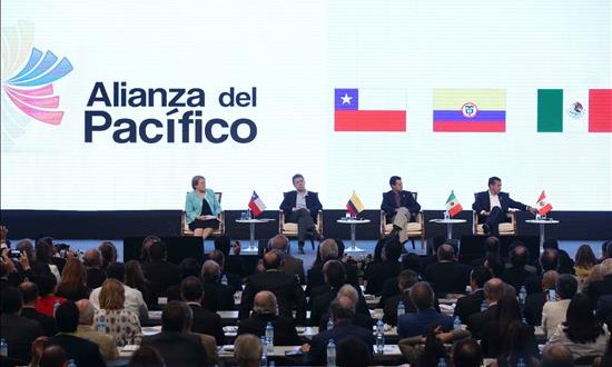 La Alianza del Pacífico falta a la cita del Mercosur
(De izquierda a derecha) Los presidentes de Chile, Michel Bachelet, de Colombia, Juan Manuel Santos, de México, Enrique Peña Nieto, y de Perú, Ollanta Humala. EFE/Archivo
