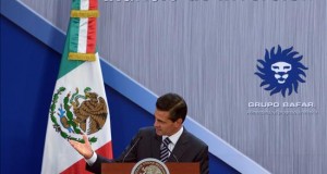 Mea culpa de Peña por fuga de "El Chapo" al regresar de su visita a Francia 
Fotografía cedida por la Presidencia de México hoy, viernes 17 de julio de 2015, que muestra al mandatario mexicano, Enrique Peña Nieto, durante en un acto público en la residencia oficial de Los Pinos, en Ciudad de México. Al regresar a México de una visita de Estado a Francia el presidente Enrique Peña Nieto entonó un mea culpa por la fuga del narcotraficante Joaquín "El Chapo" Guzmán hace seis días y la Fiscalía puso a disposición de un juez a 7 funcionarios públicos por su posible complicidad en la huida