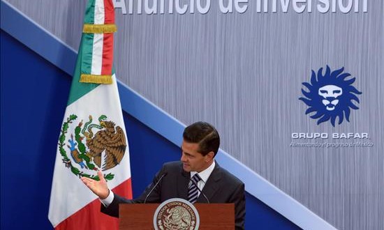 Mea culpa de Peña por fuga de "El Chapo" al regresar de su visita a Francia 
Fotografía cedida por la Presidencia de México hoy, viernes 17 de julio de 2015, que muestra al mandatario mexicano, Enrique Peña Nieto, durante en un acto público en la residencia oficial de Los Pinos, en Ciudad de México. Al regresar a México de una visita de Estado a Francia el presidente Enrique Peña Nieto entonó un mea culpa por la fuga del narcotraficante Joaquín "El Chapo" Guzmán hace seis días y la Fiscalía puso a disposición de un juez a 7 funcionarios públicos por su posible complicidad en la huida